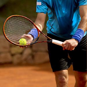 网球 player gets ready to hit ball with racket