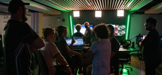 newbb电子平台的学生们在新的电子竞技场上玩电子游戏